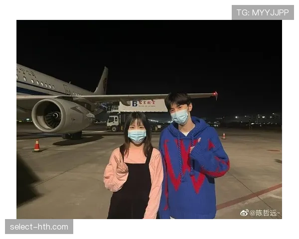 杨倩机场拎着比我三个月工资还贵的包，笑得像邻家女孩